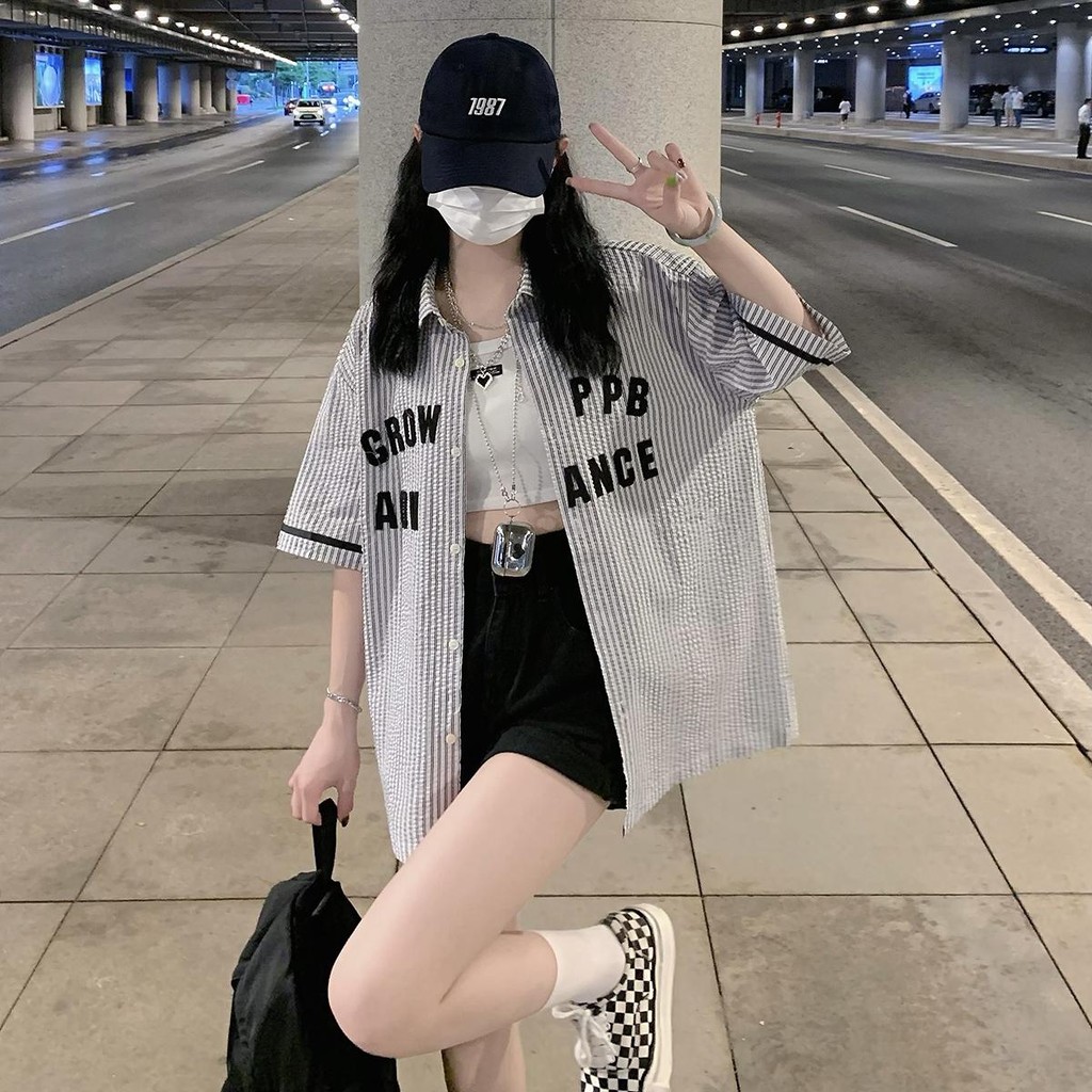 #W532 เสื้อเชิ้ต ลายทาง คอปกโปโล สไตล์ฮ่องกง แขนสั้น ผู้หญิง สไตล์เกาหลี ทรงหลวม ดีไซน์เฉพาะ เสื้อแจ็ค เก็ตลำลองย้อนยุค