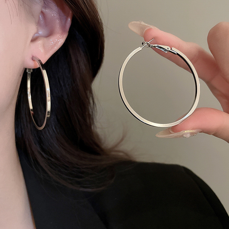 ต่างหูห่วงขนาดใหญ่แบบ matte textured gold ในสไตล์ minimalist chic เสริมความสวยงามในวัน.daily และ retro - รูปที่ 6