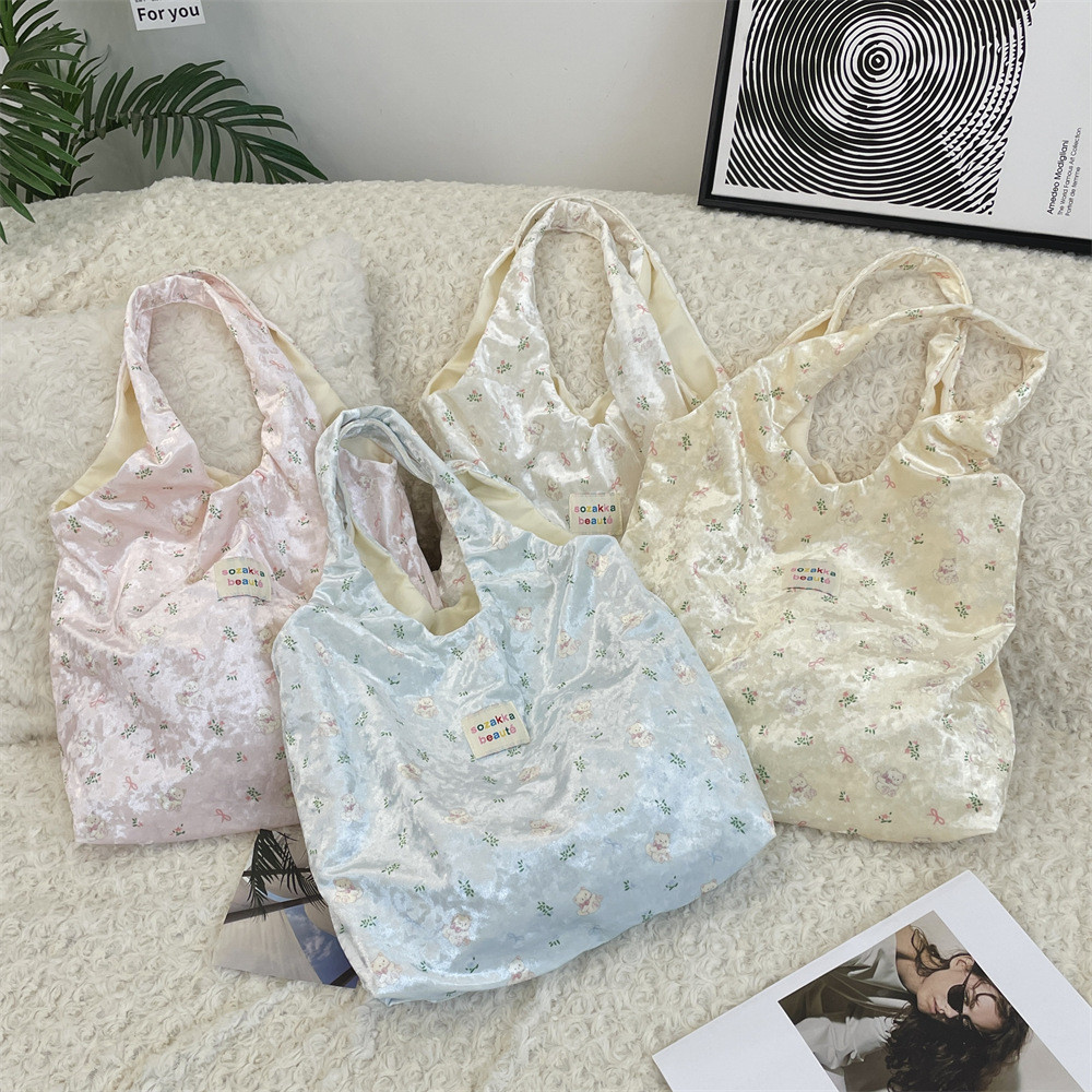 Texture Pearlescent Glossy Bear พิมพ์ขนาดใหญ่-ความจุกระเป๋าสะพายผ้าใบกระเป๋า Elegant Girls Underarm Big กระเป๋าแฟชั่น Niche Travel Tote กระเป๋า