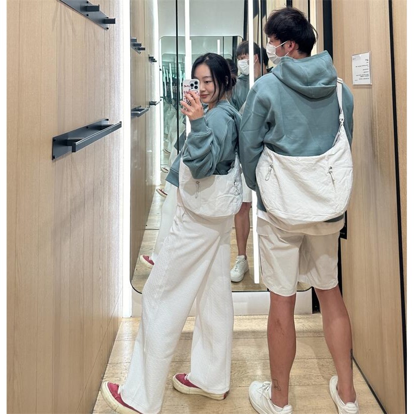 Lululemon Slouchy Sling Bag กระเป๋าสะพายความจุขนาดใหญ่กระเป๋าสะพายข้างกันน้ําฟิตเนสโยคะกระเป๋า
