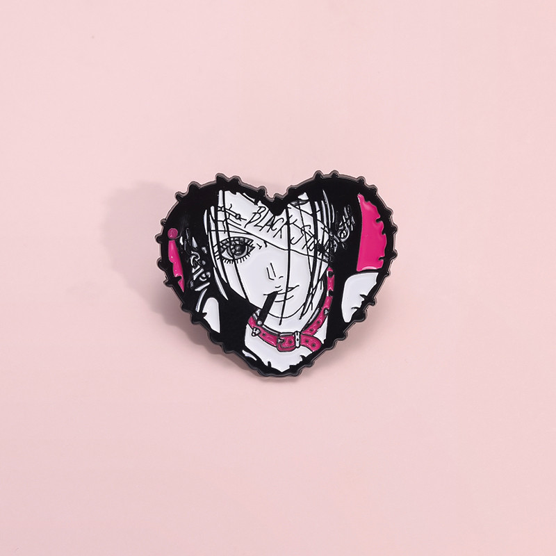 Nana Osaki Heart-Shaped ป้ายโลหะอะนิเมะตัวอักษรเคลือบเข็มกลัดกระเป๋าเป้สะพายหลังเสื้อผ้าอุปกรณ์เสริมเครื่องประดับของขวัญสําหรับเพื่อน