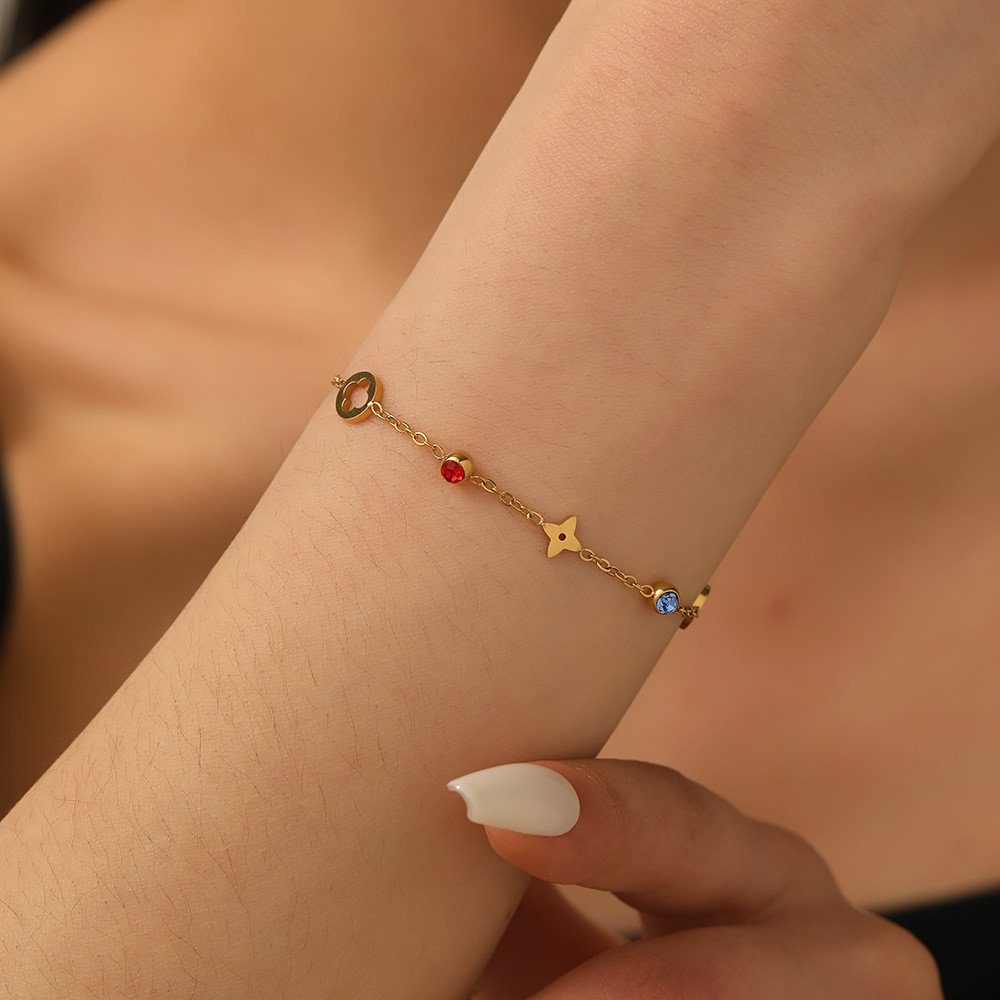 เครื่องประดับสร้อยข้อมือลายดอกไม้สี่ใบ จากไทเทเนียมชุบทอง 18K เพอร์เฟคสำหรับสตรี