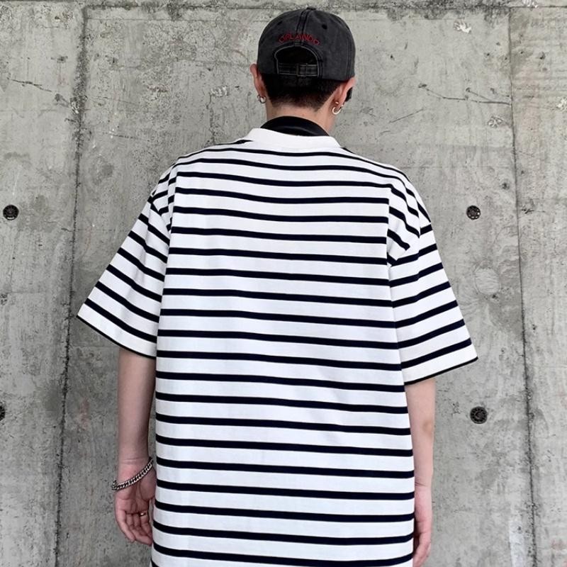 M＆M เสื้อยืดลายทาง คอกลม พิมพ์ลายตัวอักษร แบบหลวมลำลอง ฤดูร้อนปี2025รุ่นใหม่