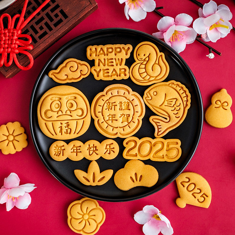 2025ตรุษจีนแม่พิมพ์บิสกิตจีนการ์ตูนปีใหม่ Koi Dharma มินิคุกกี้ตัดแม่พิมพ์ Fondant เครื่องมืออบแม่พิมพ์เค้ก