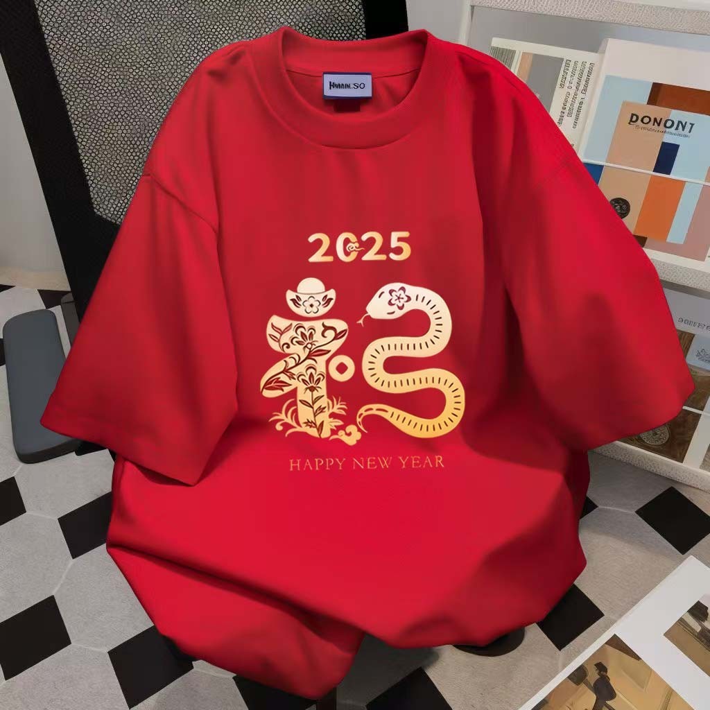 (จัดส่งตลอด 24 ชั่วโมง)Woo Right 2025 สีแดงธีมจีนเสื้อยืดผู้ชายปีใหม่รอบคอไม่ยืดผ้านุ่มสบายพิมพ์ความคิดสร้างสรรค์