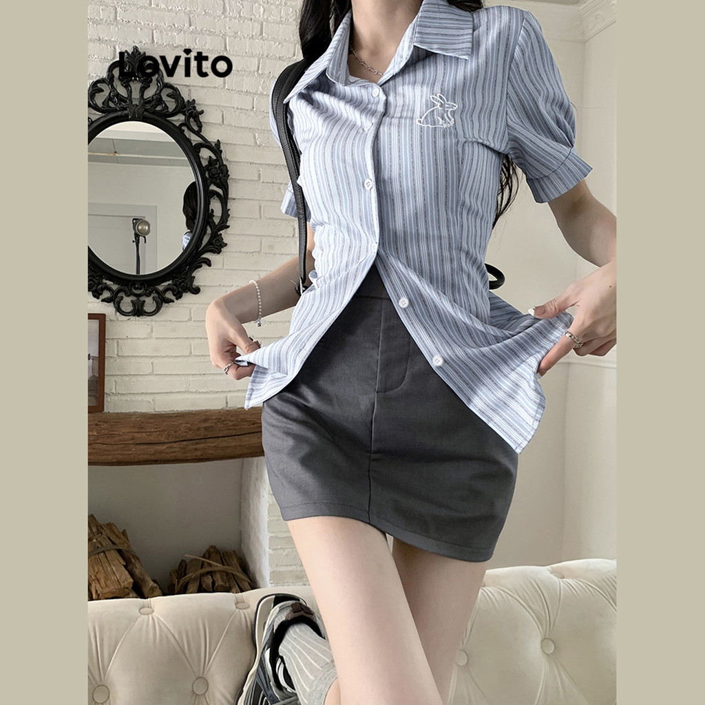 (Trendy) Lovito เตรียมใจ เสื้อลายเย็บปักถักร้อยปุ่มด้านหน้าพัฟแขนเสื้อสําหรับผู้หญิง L58AD035 (สีฟ้า