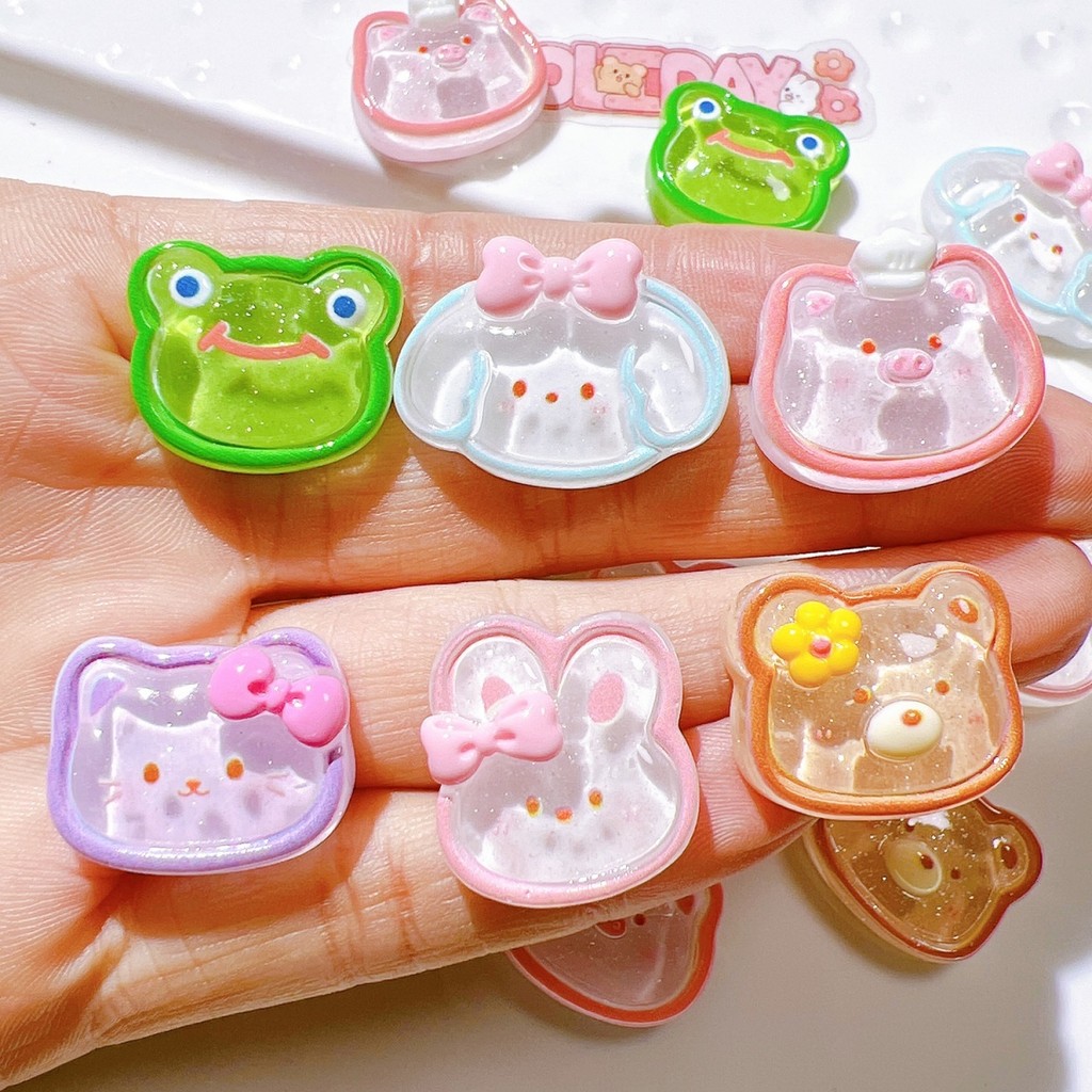 [100 ชิ้นในสต็อก] อุปกรณ์เรซินขายส่ง อุปกรณ์ DIY วัสดุทำมือ ดอกไม้รองเท้า สติ๊กเกอร์ถ้วย กาวครีม อุปกรณ์ผมเด็ก กบใส
