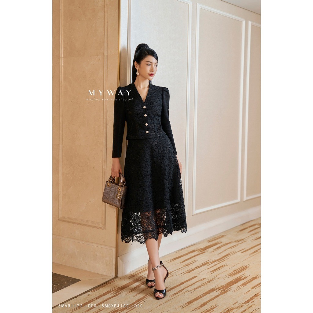 MY WAY ชุดเสื้อกั๊กและกระโปรงลูกไม้ผู้หญิงหรูหราและมีเกียรติคอ V 5MVB1172 - 5MCXB4102 DE0 DB
