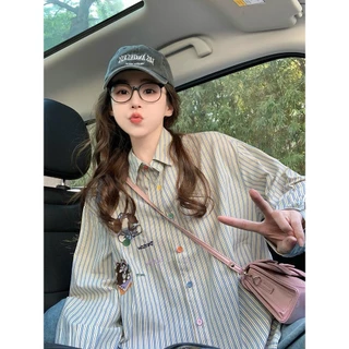 Chili Koko เสื้อสีฟ้าผู้หญิง ลายปักน่ารัก เสื้อเชิ้ตแขนยาว เสื้อแจ็คเก็ต W584