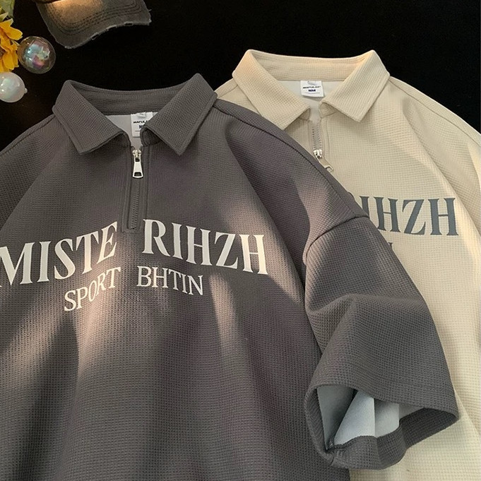 BECoolMan-แขนสั้นวาฟเฟิลด์   ปกพับ  สไตล์วิทยาลัย  พิมพ์ลายตัวอักษร  oversize