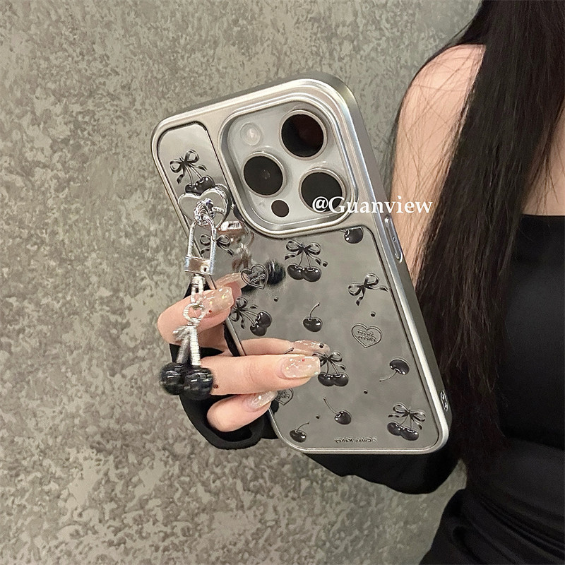 Huiwanju จี้ขนาดเล็กเชอร์รี่สีดํา เหมาะสําหรับเคสโทรศัพท์มือถือ iPhone16promax ip15pro ใหม่ 12 รวมทุกอย่าง 14promax กระจก 15pro เคสป้องกันป้องกันการตก