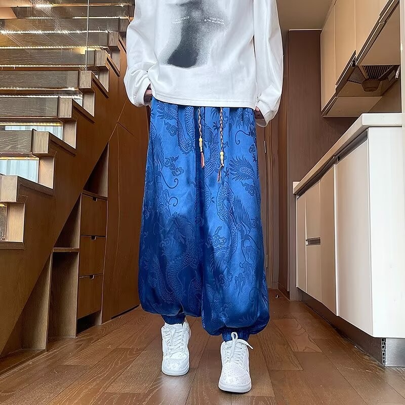 ไซส์ M-5XL. เกาหลีลายมังกรเข้มแฟชั่นมัดฟุตหลวมกีฬาที่เดินทางมาพักผ่อนกางเกงขากว้างผู้ชาย