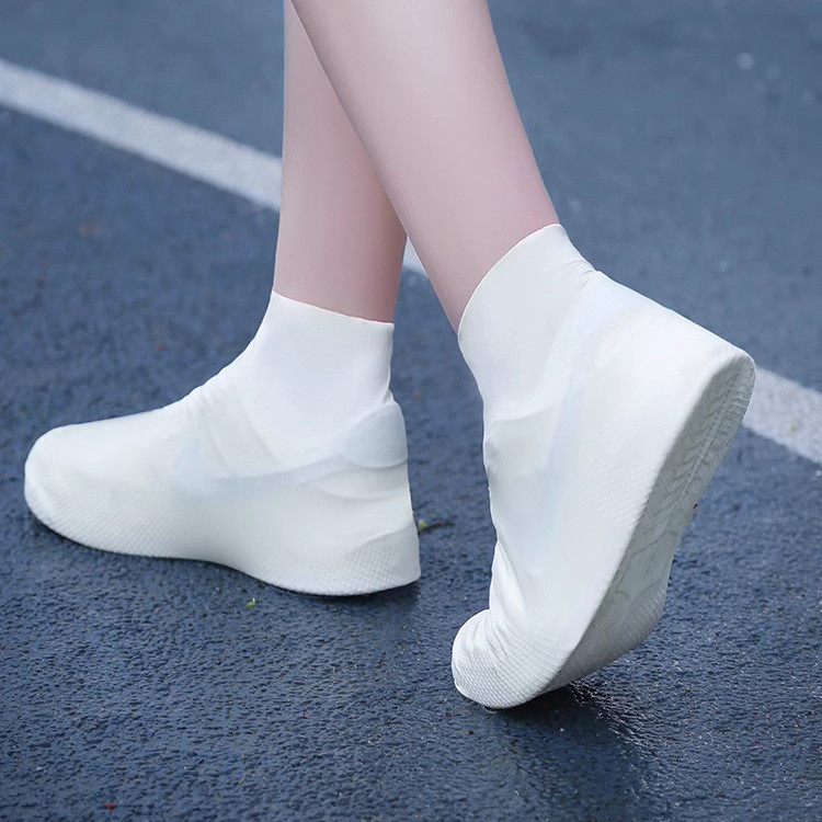 ถุงคลุมรองเท้ากันน้ำ ถุงคลุมรองเท้าซิลิ มี 2 ขนาดให้เลือก คุณภาพดีกันน้ำ และทนต่อการสึกหรอ