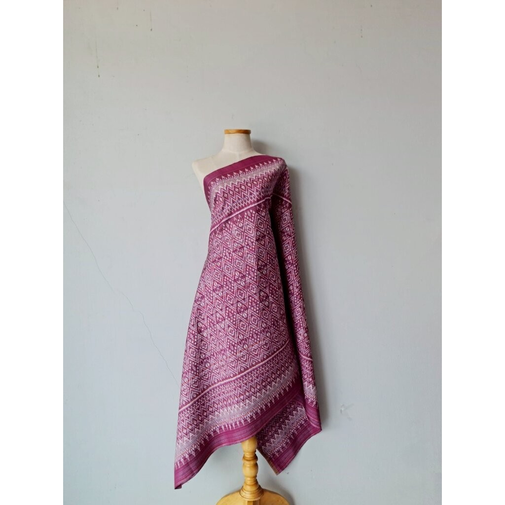 ซิ่น ผ้าไหมมัดหมี่ยกดอก 6ตะกอ ขนาด 1x2เมตร ลายดอกมะเขือ สีชมพูแดง รหัส L9A-119-MM6F11