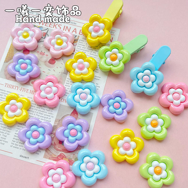 [100 ชิ้นในสต็อก] อุปกรณ์เรซินดอกไม้ห้ากลีบสีสันสดใสขนาดกลาง DIY กาวครีม เคสโทรศัพท์ ที่หนีบผม รูถ้วยน้ำ รองเท้า แพทช์ตกแต่ง