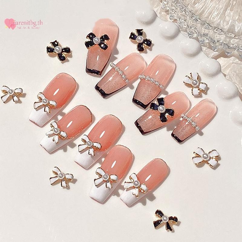 RENBG 10PCS Vintage Simple Bow Tie Charms คลาสสิกสีดําสีขาวมุกฝัง Bowknot โลหะผสมเล็บ Rhinestone ตกแต่งเล็บ Salon TH