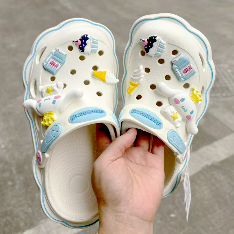 Sanrio รองเท้าแตะลาย Hello Kitty, Kuromi, Cinnamoroll น่ารักสไตล์คาวาอิ เหมาะกับฤดูร้อน แฟชั่น Y2K มีทั้งแบบแบนและแบบเพิ่มความสูง ดีไซน์เก๋ไก๋ ไอเท็มเด็ดสำหรับสาวกของขวัญสุดคิวต์