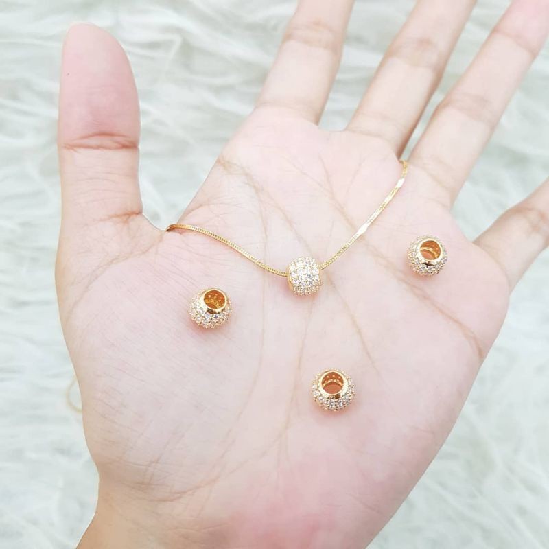 ชุดสร้อยคอไทเทเนียม Kasandra จี้ Boba เต็มไปด้วยอัญมณี