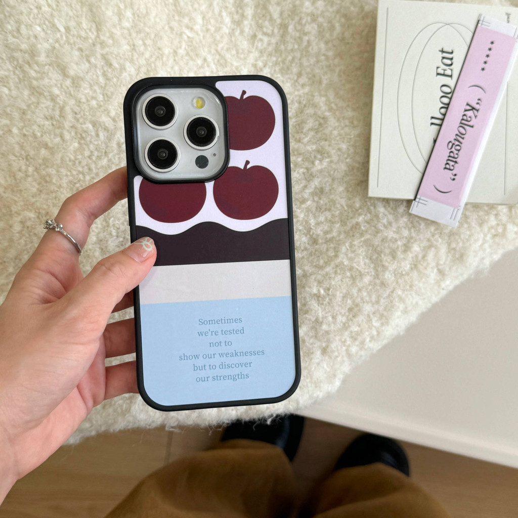 เคสโทรศัพท์ iPhone เคส สามลูกแอปเปิ้ล แบ่งออกเป็น iPhone 16 15 14 13 Pro Max ฝีมือฟิล์ม เก็บงานประณีต วัสดุพอลิคาร์บอเนต ป้องกันรอยและสี ไม่ซีด ไม่เหลือง