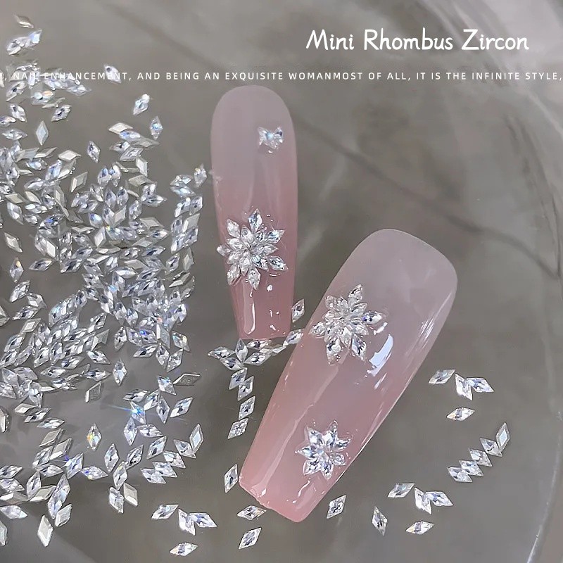 เล็บ Rhinestone ตกแต่งเล็บสติกเกอร์เพชรคริสตัล 5A Zircon Shiny Rhombus DIY เกล็ดหิมะที่มีสีสัน 100 ชิ้น