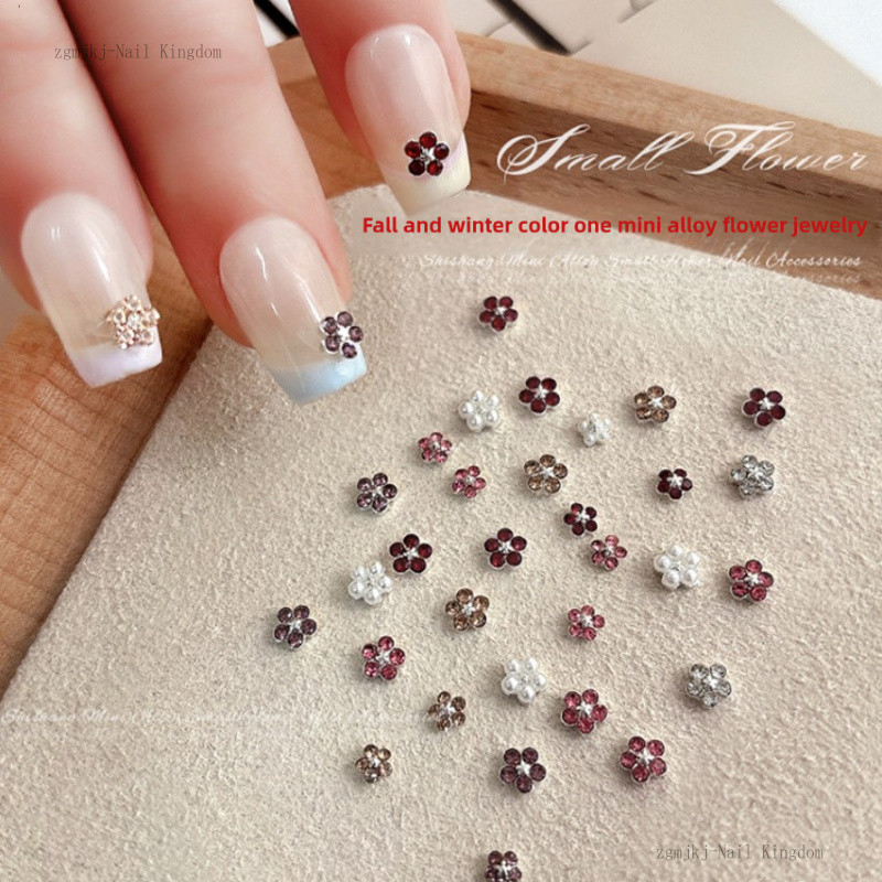 เครื่องประดับเล็บโลหะผสมดอกไม้ห้ากลีบขนาดเล็กที่สวยงามและกะทัดรัด / ดอกไม้หลากสีสันประดับเล็บด้วยไข่มุกและไรน์สโตน / เครื่องประดับทำเอง – โปรปัง