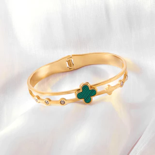 สร้อยข้อมือระดับไฮเอนด์สีทองเหล็กไทเทเนียมของผู้หญิงยุโรปสไตล์อเมริกันสร้อยข้อมือโคลเวอร์สี่ใบหลากหลายเครื่องประดับเสริม
