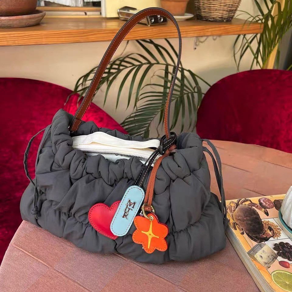 ใหม่ Ruched Puffer Clouds กระเป๋าสะพายใต้วงแขนกระเป๋าผู้หญิง Tote Bag