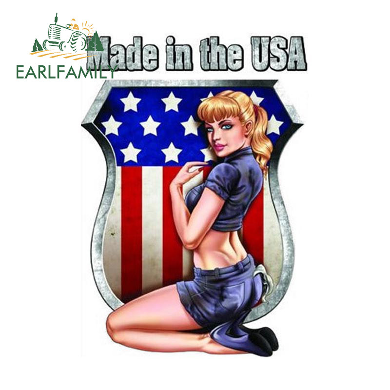EARLFAMILY 13 ซม.x 9.1 ซม.Made In The USA Pin Up สาวรถสติกเกอร์สหรัฐอเมริกา Shield Badge Decal สีบลอ