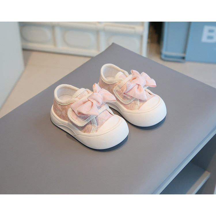 เด็กทารกเดินรองเท้านิ้วเท้าหมวกสาวผ้าใบรองเท้าโบว์ใหญ่2025ใหม่แฟชั่นเด็กรองเท้าเจ้าหญิงลื่นนุ่มแต่เพียงผู้เดียว - รูปที่ 5