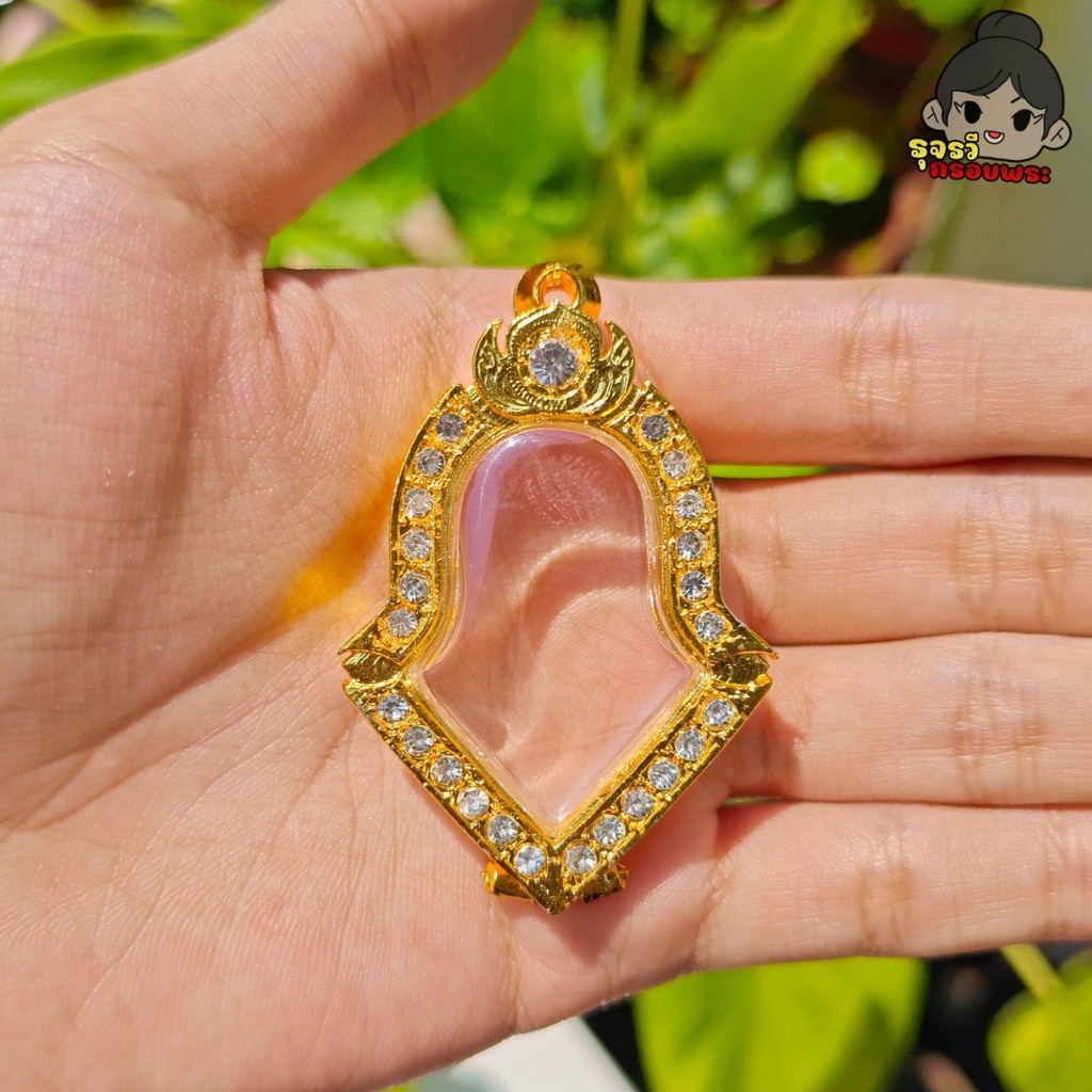 (จัดส่งเร็ว) กรอบพระ กรอบพระชุบทองล้อมเพชร | ทรงจำปี ใส่ท้าวเวสสุวรรณ | กว้าง2.7*สูง3.7ซม.(ขนาดจอกระจก)