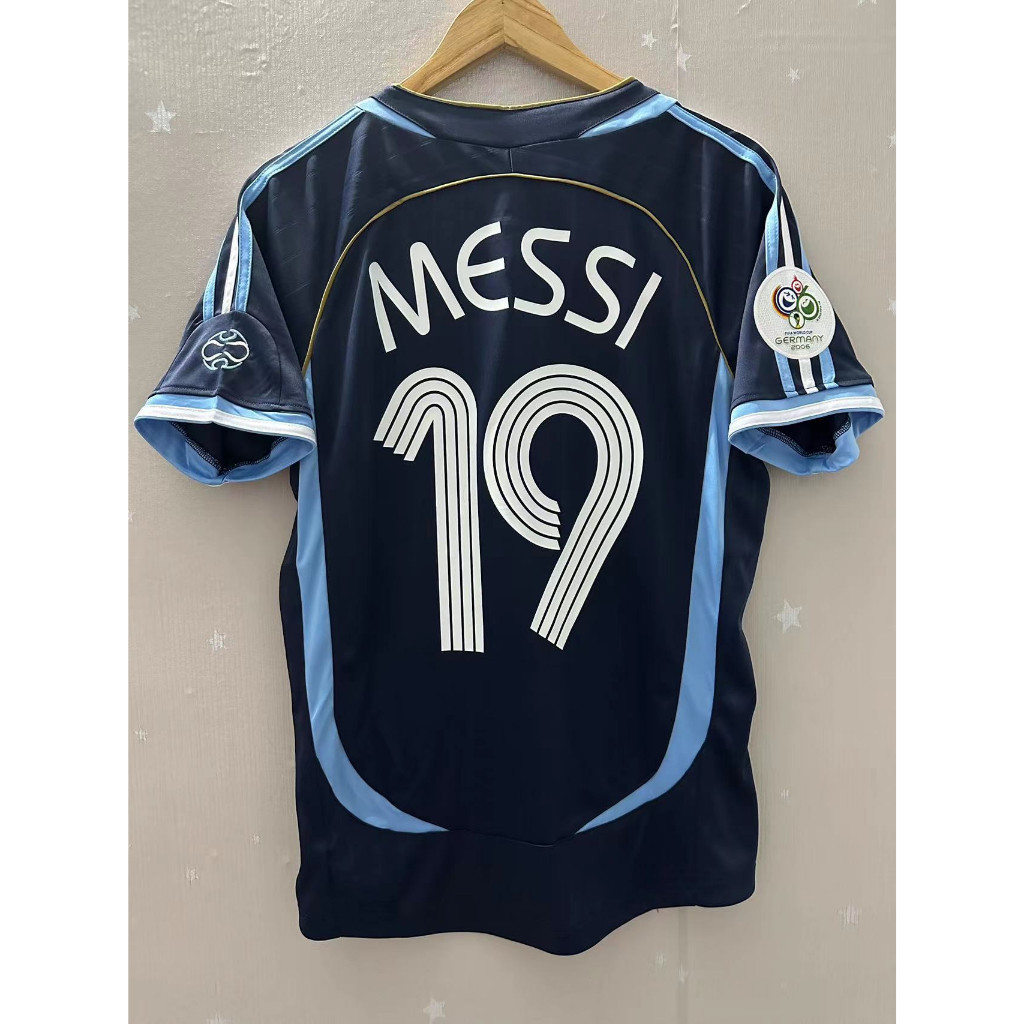 2006 Argentina คุณภาพสูง Away Retro ฟุตบอล Jersey เสื้อยืดที่กําหนดเองเสื้อฟุตบอล MESSI RIQUELME
