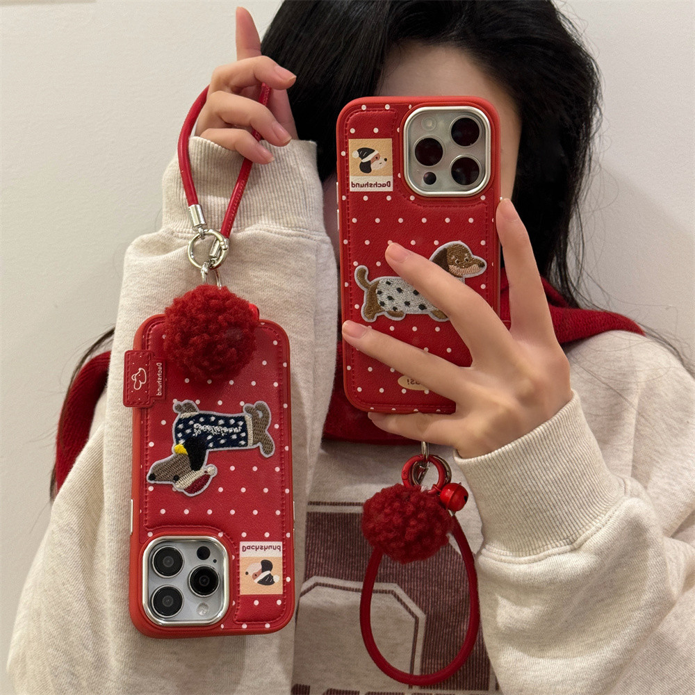 Art การ์ตูนสีแดง polka dot เย็บปักถักร้อยน่ารัก Puppy สําหรับ IPhone 16 13 15 14 15Pro Max 15 16ProMax 15Pro หรูหรา 3D ball สายรัดข้อมือหนังผิวรู้สึกนุ่มกรณี