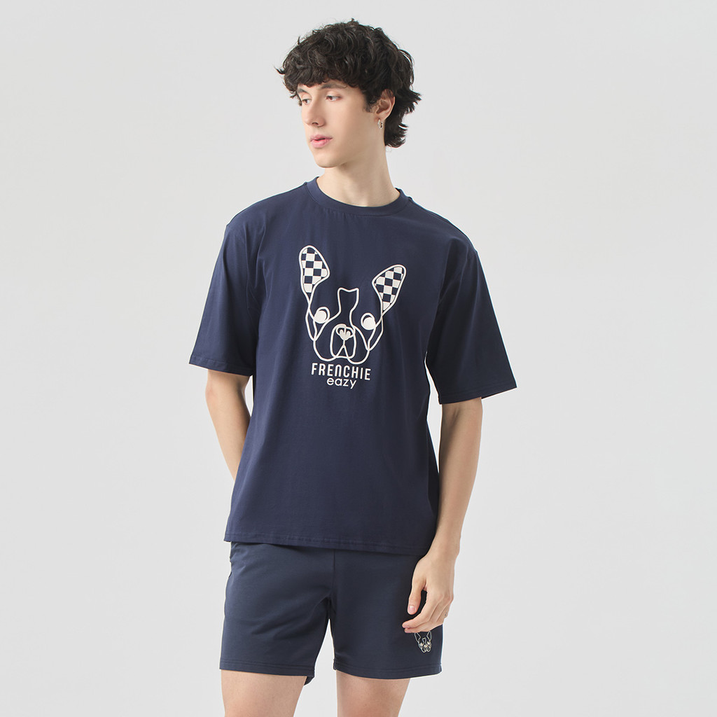 ESP เสื้อทีเชิ้ตลายเฟรนช์ชี่ อีซี่ ผู้ชาย สีกรมท่า | Frenchie Eazy Regular Tee Shirt | 04079