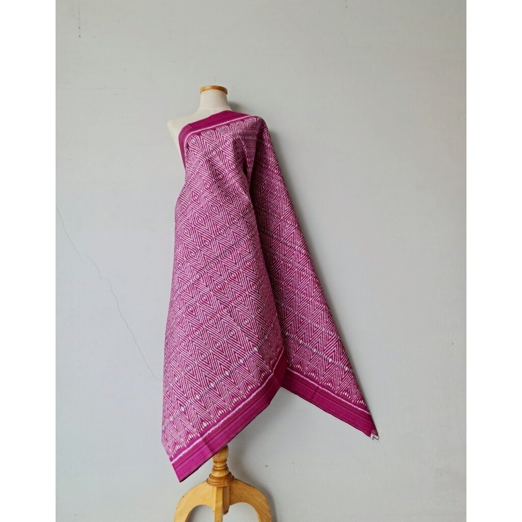 ซิ่น ผ้าไหมมัดหมี่ยกดอก 6ตะกอ ขนาด 1x2เมตร ลายสี่เหลี่ยมจัตุรัส สีชมพู รหัส L9A-119-MM6F10