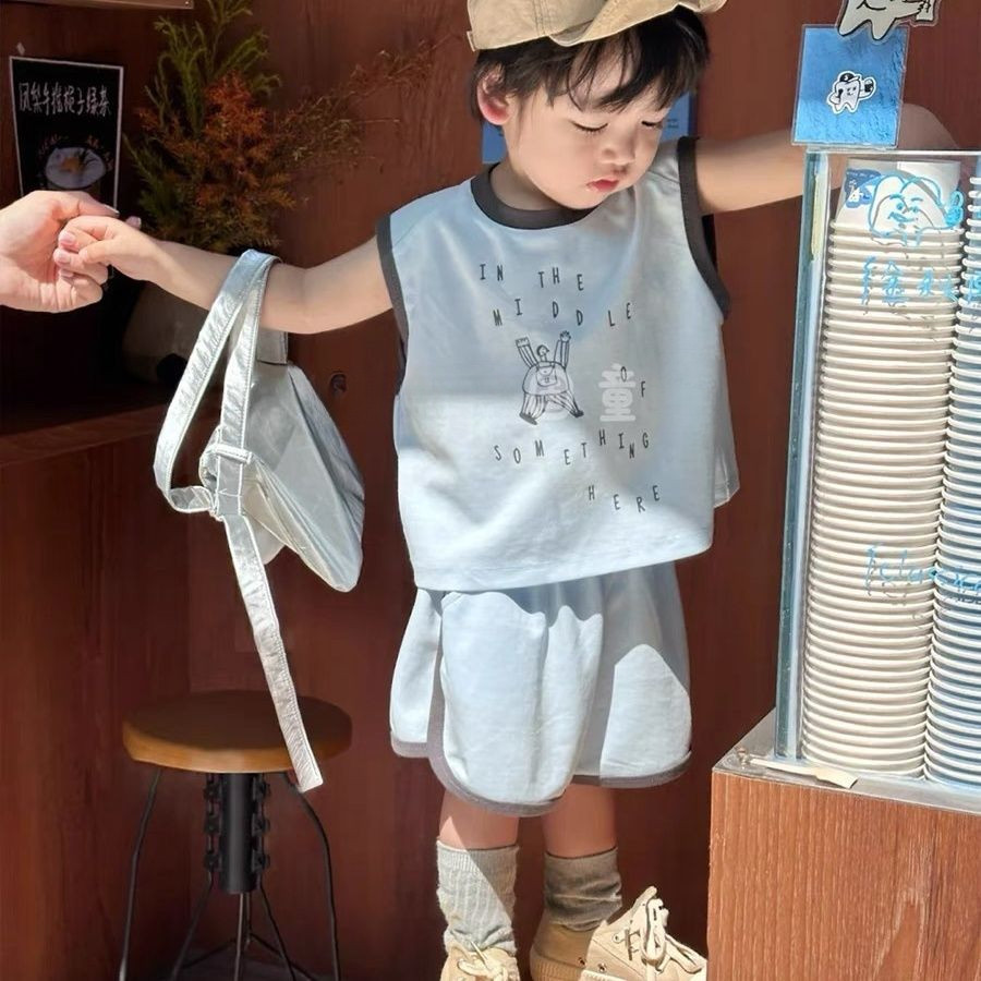 ชุดกางเกงขาสั้นแขนสั้นสำหรับเด็กชายและเด็กหญิงใหม่ในฤดูร้อน เสื้อกั๊กตัวอักษรสำหรับเด็ก สีฟ้าอ่อน ชุดกีฬาสองชิ้น