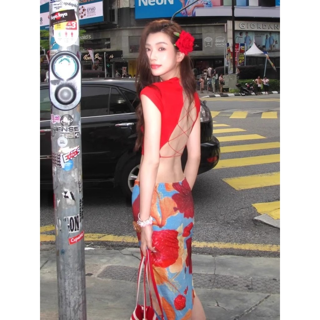 ชุดว่ายน้ําแฟชั่น   beachwear  กระโปรงยาววินเทจสีแดง  ลายดอกไม้ ทรงสลิมฟิต - รูปที่ 3