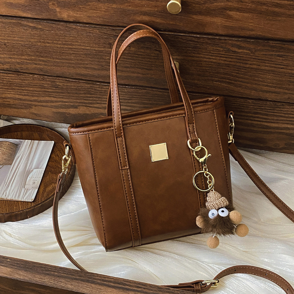 ฤดูใบไม้ร่วงและฤดูหนาวย้อนยุคสีคมชัดใหม่และกระเป๋าถังแบบพกพาแฟชั่น Crossbody อเนกประสงค์