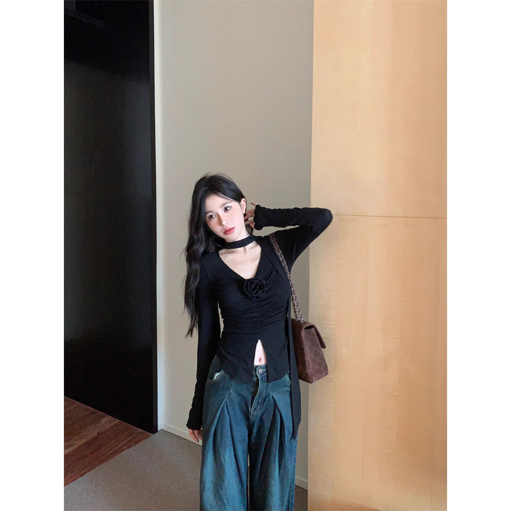 เสื้อยืดสีดำผู้หญิง คอวี สม็อคกลางอก ชายเสื้อแหวกโชว์สะดือ แถม!ผ้าผูกคอ และเข็มกลัดดอกไม้ #0305 - รูปที่ 2