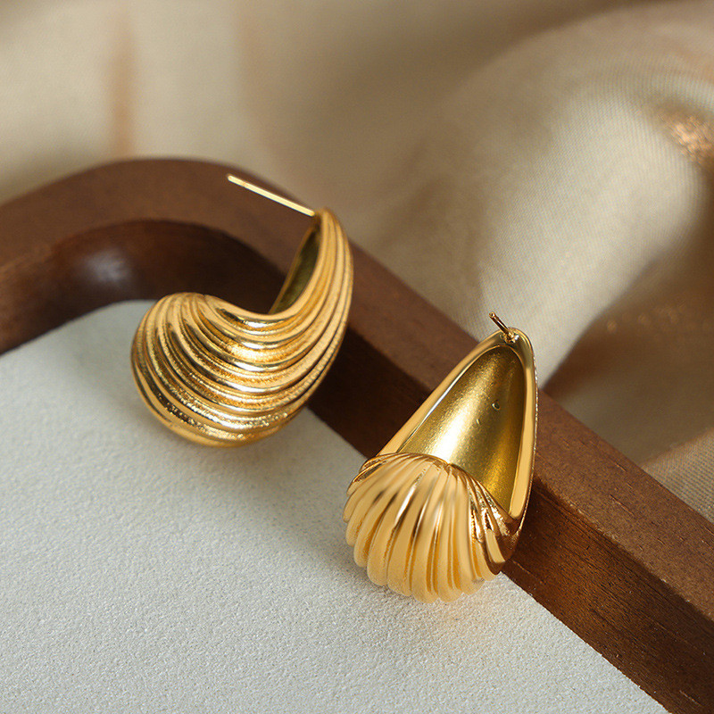 สินค้าใหม่พร้อมสต็อกยุโรปอเมริกัน INS Influencer High-End Design Feeling 18K Gold Fat Water Drop Striped ต่างหูแฟชั่น All-Match ต่างหู Who20241227
