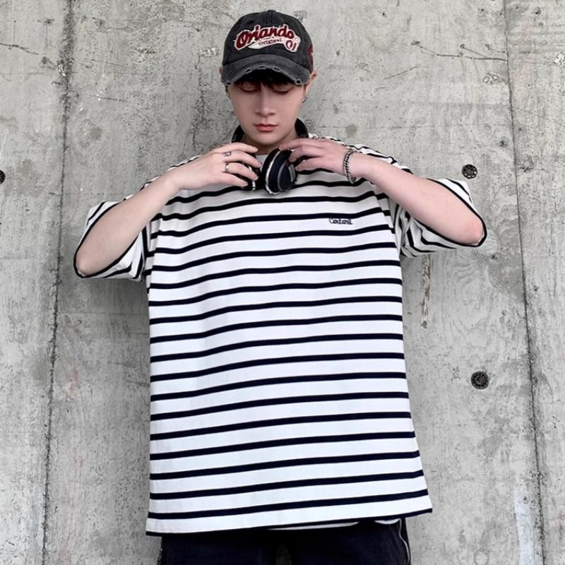 M＆M เสื้อยืดลายทาง คอกลม พิมพ์ลายตัวอักษร แบบหลวมลำลอง ฤดูร้อนปี2025รุ่นใหม่