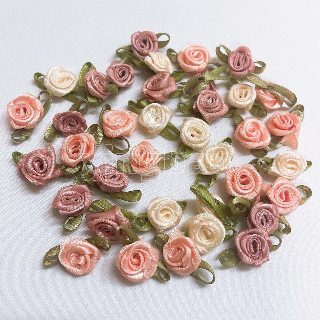 100 ชิ้น/ล็อต Mini Handmade Rose ดอกไม้ซาตินริบบิ้น Rosettes ผ้า Appliques สําหรับงานแต่งงานตกแต่งหัตถกรรมอุปกรณ์เย็บผ้า Trim