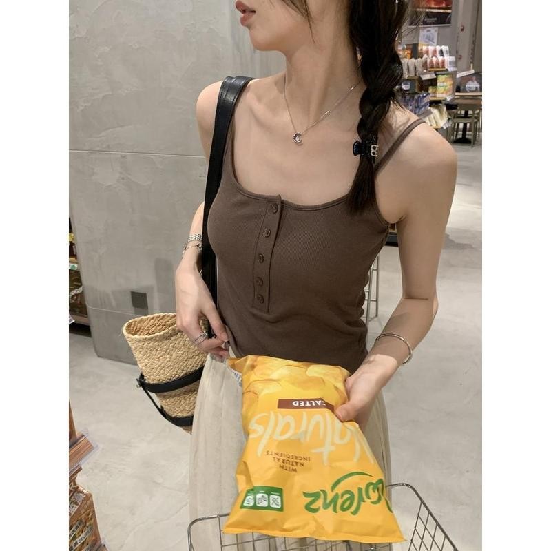 เสื้อสายเดี่ยว สายเดี่ยวผู้หญิง แนวน่ารัก ไม่มีฟองน้ำในตัว แต่งกระดุม ใสสบาย ผ้านุ่ม A Happy Girl0 Women Clothing
