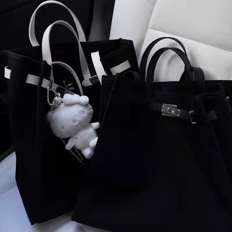 ดีไซน์พิเศษที่น่าสนใจใหม่ KELLY BUCKLE stitching Canvas BAG All-Match commute