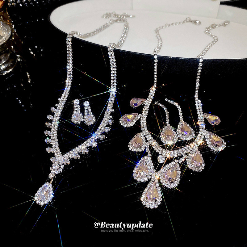 ชุดสร้อยคอจี้เพชรหยดน้ำหรูหราเบาๆแฟชั่นชั้นสูงโซ่กระดูกไหปลาร้าที่สวยงามชุดเดรสอุตสาหกรรมหนักของฝรั่งเศส