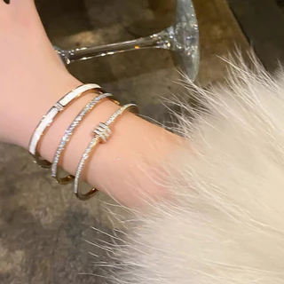 สร้อยข้อมือเหล็กไทเทเนียมสีทองระดับไฮเอนด์ฝังเพชรทรงกลมเครื่องประดับสไตล์อเมริกันยุโรปเหมาะสําหรับของขวัญผู้หญิงหรูหราสําหรับเพื่อน