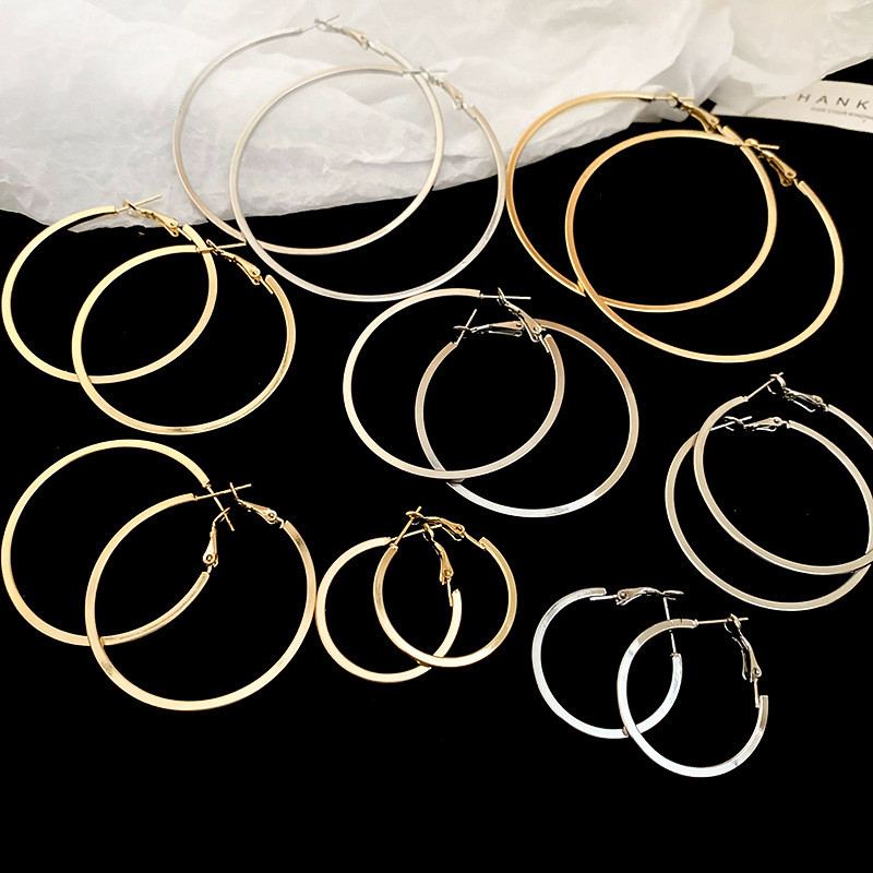 ต่างหูห่วงขนาดใหญ่แบบ matte textured gold ในสไตล์ minimalist chic เสริมความสวยงามในวัน.daily และ retro - รูปที่ 2