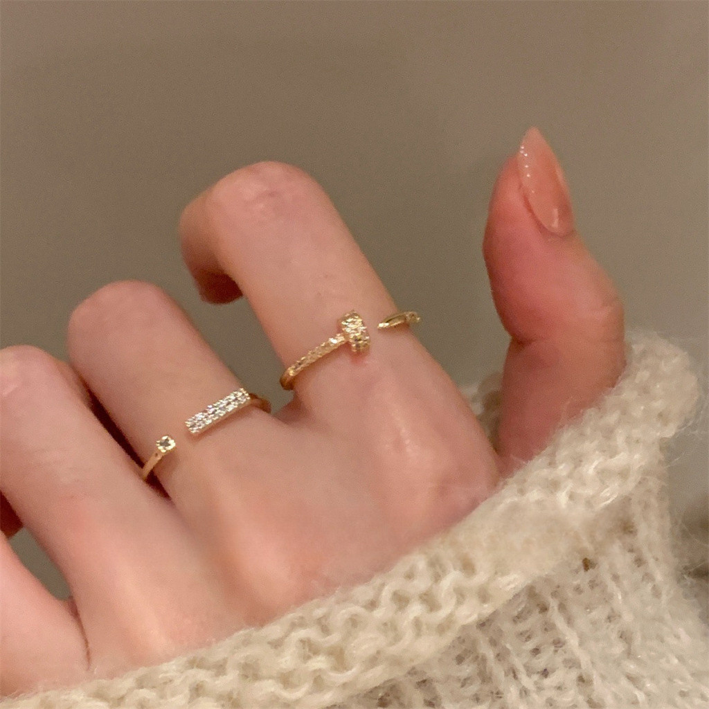 แสดงมือวิจิตรแสงหรูหราธรรมดาแหวนเพทายเล็บแหวนหญิงซอกออกแบบประณีตซ้อนแหวน