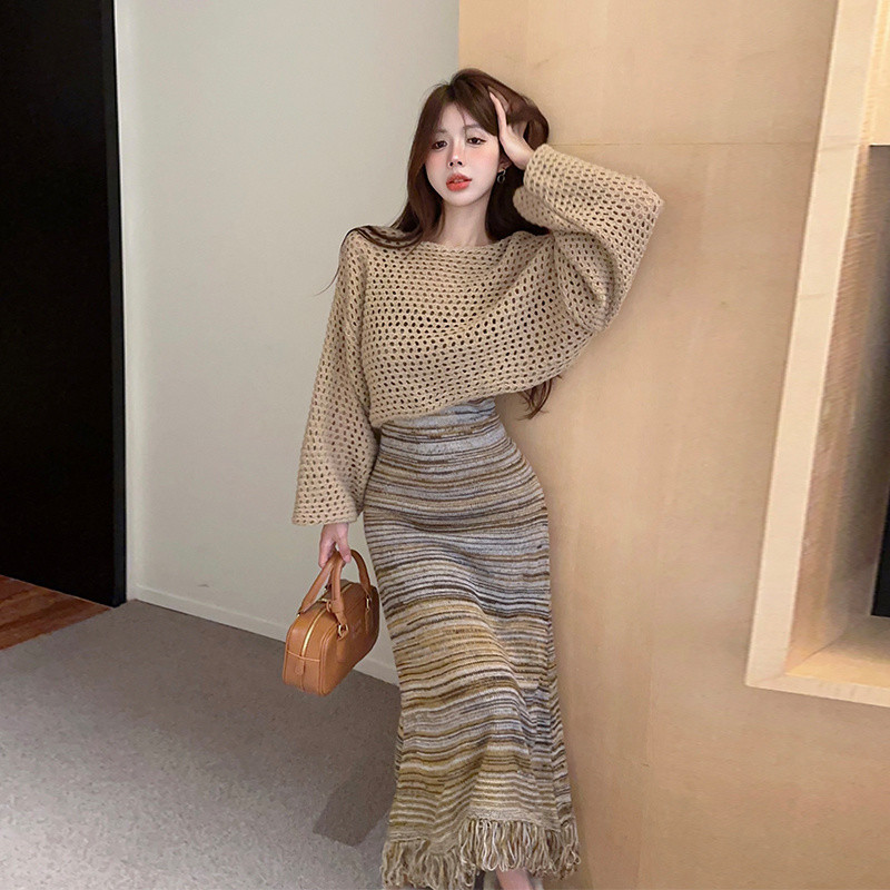 [จัดส่งฟรีในสต็อก] ชุดเสื้อสเวตเตอร์แบบเรียบง่ายสไตล์อ่อนโยนสำหรับผู้หญิงกระโปรงยาวสายรัดพู่อารมณ์ฤดูใบไม้ร่วงและฤดูหนาวสำหรับผู้หญิงเสื้อสเวตเตอร์ถักเสื้อสองชิ้นสำหรับผู้หญิง