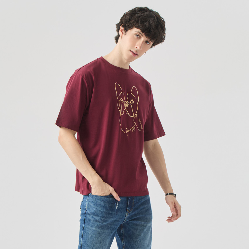 ESP เสื้อทีเชิ้ตลายเฟรนช์ชี่ อีซี่ ผู้ชาย สีแดงมารูน | Frenchie Eazy Regular Tee Shirt | 04085
