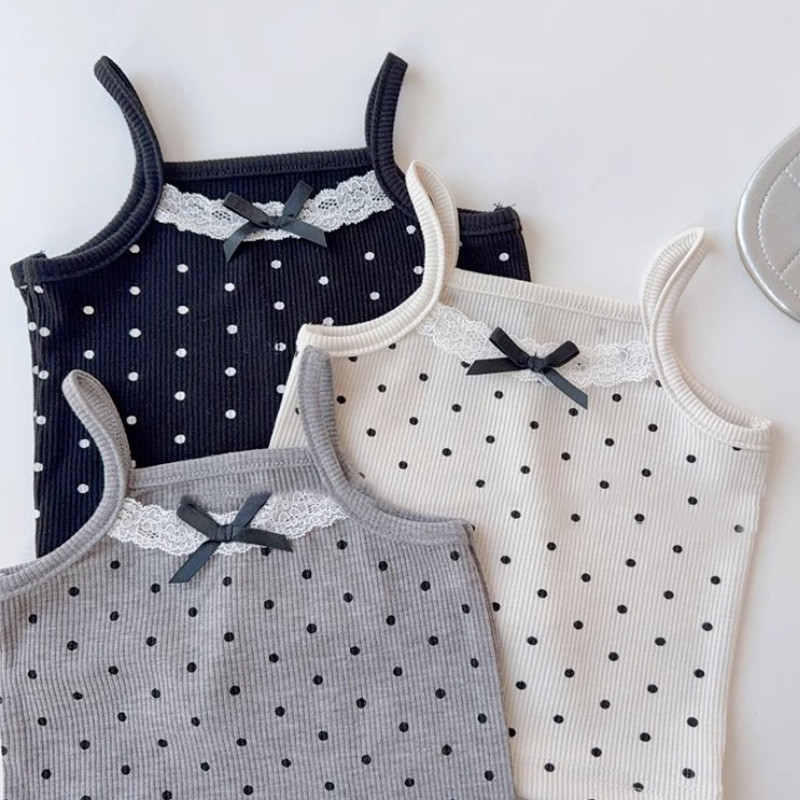 2025 เสื้อกล้ามเด็กผู้หญิงใหม่ฤดูร้อน เสื้อผ้าเด็กที่มีลูกไม้โบว์และลายจุด นุ่มและมีสไตล์